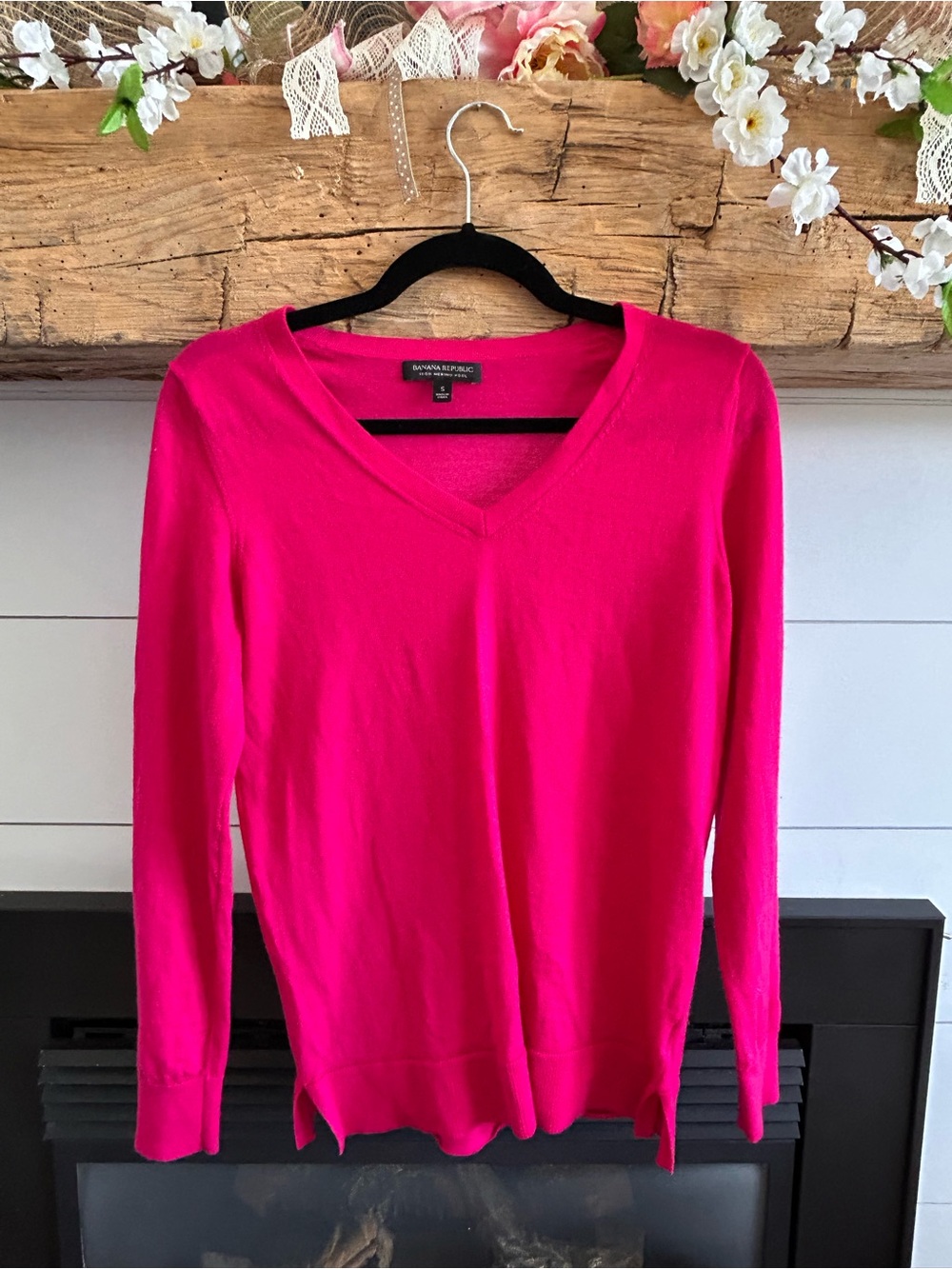 Banana Republic 100% Merino Wool Pink V-Neck Sweater